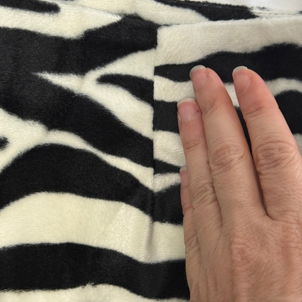 Vintage Express Black and White Zebra Print Fabric - Picture 9 of 11
